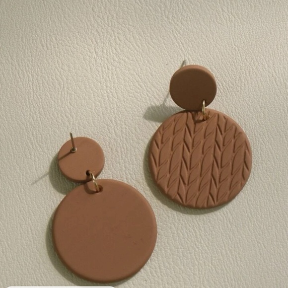 Brown acrylic, round drop earrings - Picture 4 of 6